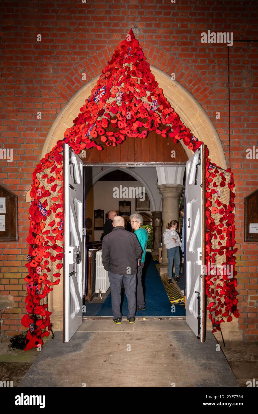 Ausstellung von gestricktem und gestricktem rotem Mohn in der Royal Garrison Church of All Saints for Rememination, Hampshire, England, Großbritannien, November 2024 Stockfoto