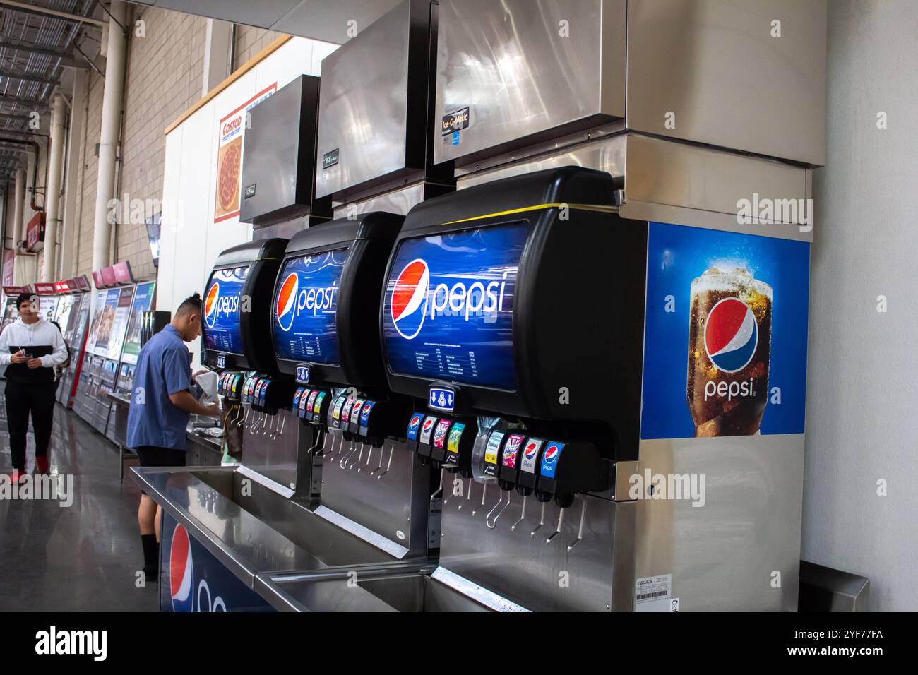 Los Angeles, Kalifornien, USA - 18.03.2019: Ein Blick auf mehrere Pepsi-Soda-Brunnen in der Cafeteria in Costco. Stockfoto