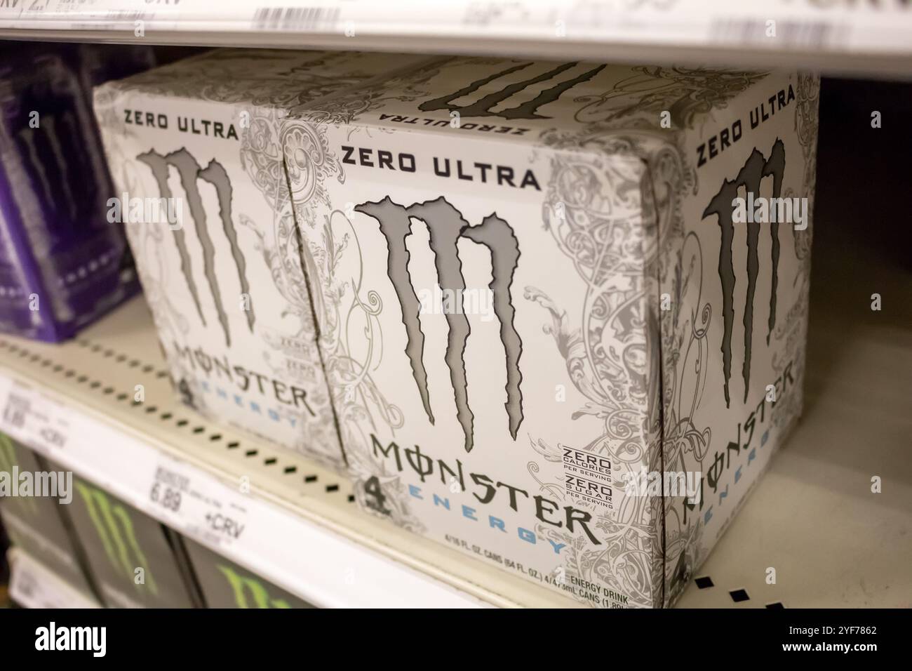 Los Angeles, Kalifornien, USA - 19.03.2019: Ein Blick auf zwei weiße Kisten Monster Zero Ultra Energy Drink in einem Regal in einem Supermarkt. Stockfoto