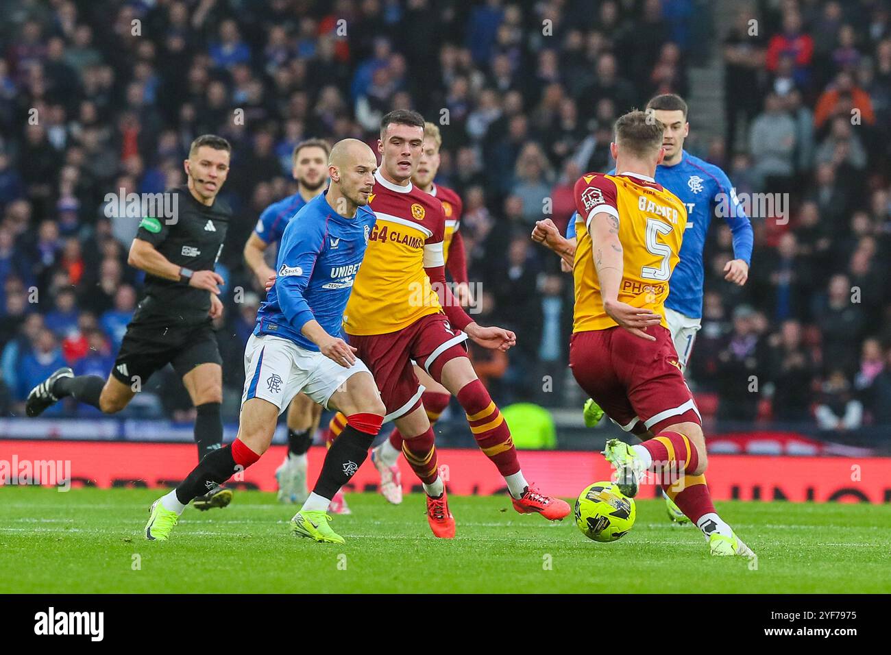 Glasgow, Großbritannien. November 2024. Das zweite Halbfinale des Premier Sports Cup zwischen Motherwell FC und Rangers FC fand im Hampden Park in Glasgow, Schottland, Großbritannien statt. Das Finale war Motherwell 1:2 Rangers. Die Tore wurden von Celtic Go ins Finale geschossen, um den Sieger zwischen den Rangers und Motherwell zu spielen. Die Tore wurden von Andy Halliday (Motherwell 11) in 25 Minuten erzielt. Cyriel Dessers (Rangers 9), 49 Minuten und Nedim Bajrami (Rangers 14) 81 Minuten. Das Finale findet am 15. Dezember 2024 im Hampden Park zwischen Celtic und Rangers statt. Quelle: Findlay/Alamy Live News Stockfoto