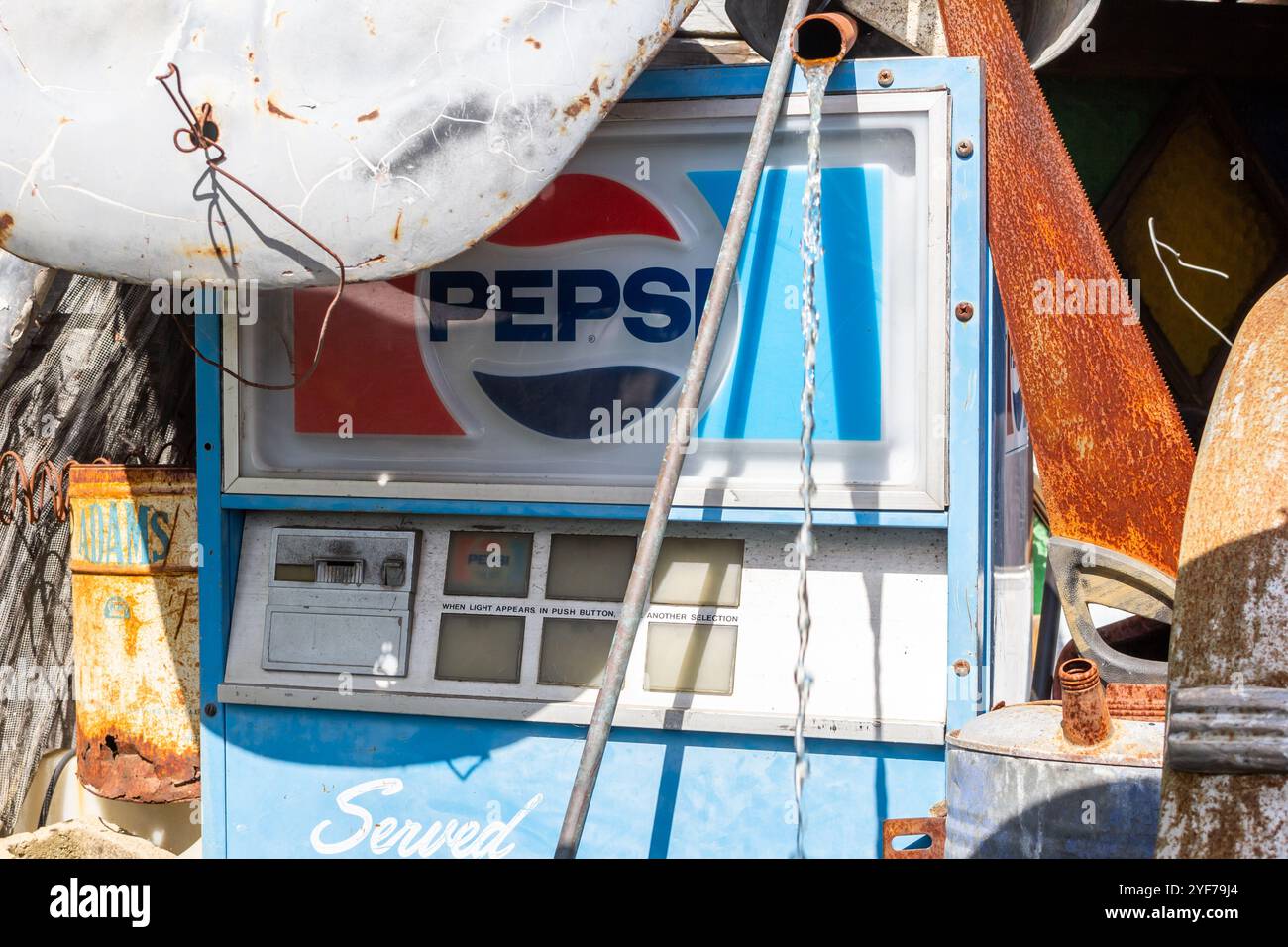 Los Angeles, Kalifornien, USA - 25.03.2019: Ein Blick auf die Ruinen eines alten Pepsi-Automaten unter zufälligem Chaos. Stockfoto