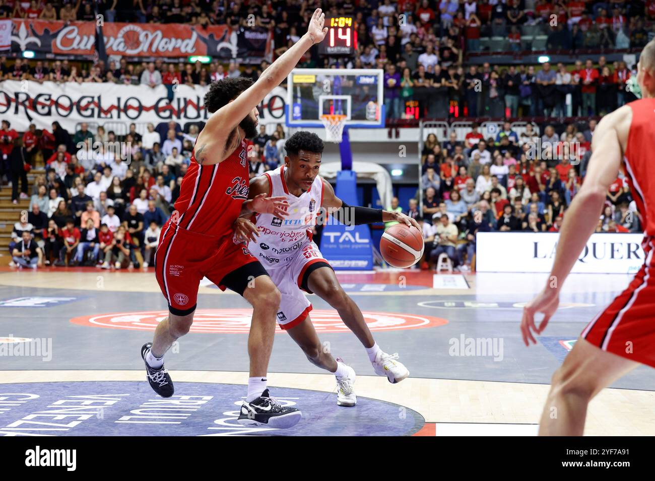 Triest, Italien. November 2024. Openjobmetis Varese's Jaylen Hands in Action während des Spiels Pallacanestro Trieste - Openjobmetis Varese Match der regulären Saison Lega Basket Serie A 2024/2025 - Runde 6 in Triest (Italien), 3. November 2024 (Foto: Gilardi/Ciamillo/LaPresse) Credit: LaPresse/Alamy Live News Stockfoto