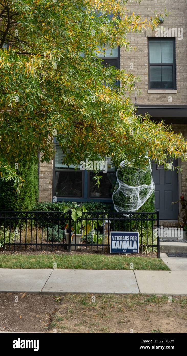 Ein Veterans for Harris-Schild vor einem Stadthaus in Riverdale Park, Maryland, 1. November 2024. Stockfoto
