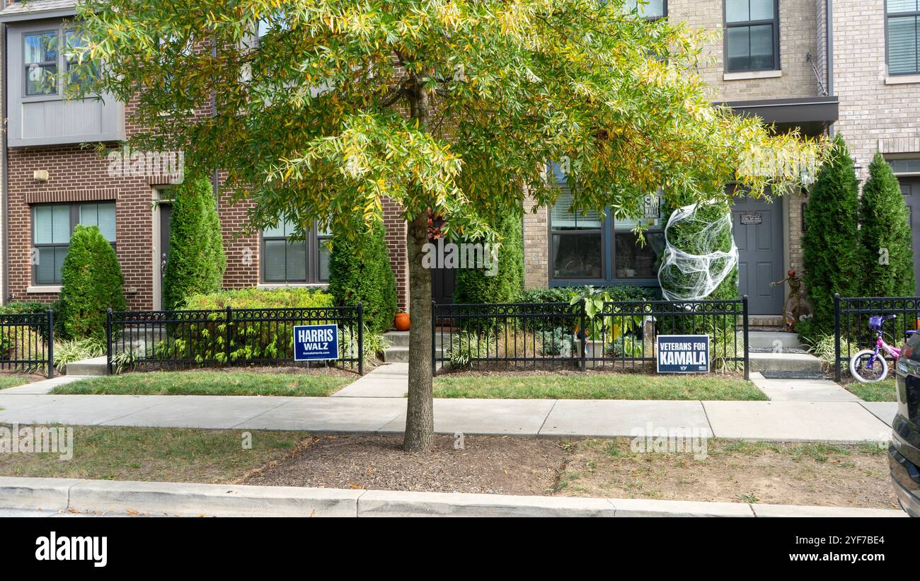 Unterzeichnet zur Unterstützung des demokratischen Präsidentschaftskandidaten Kamala vor Stadthäusern im Riverdale Park, Maryland, 1. November 2024. Stockfoto