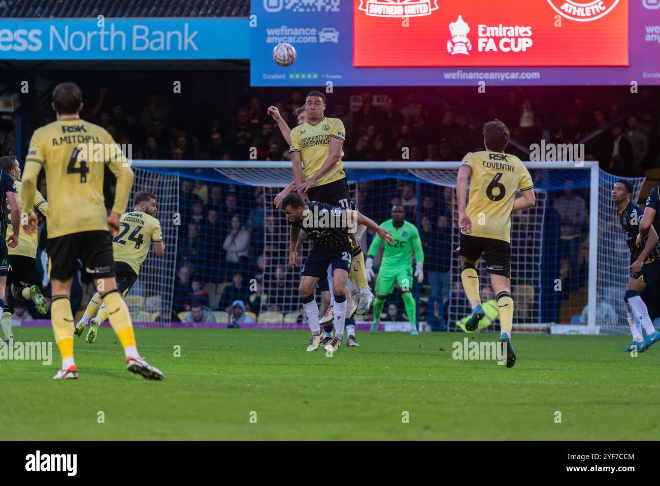 Southend Utd gegen Charlton Athletic in der ersten Runde des Emirates FA Cup in der Roots Hall, Southend on Sea, Essex, Großbritannien. Spieler, die miteinander konkurrieren Stockfoto