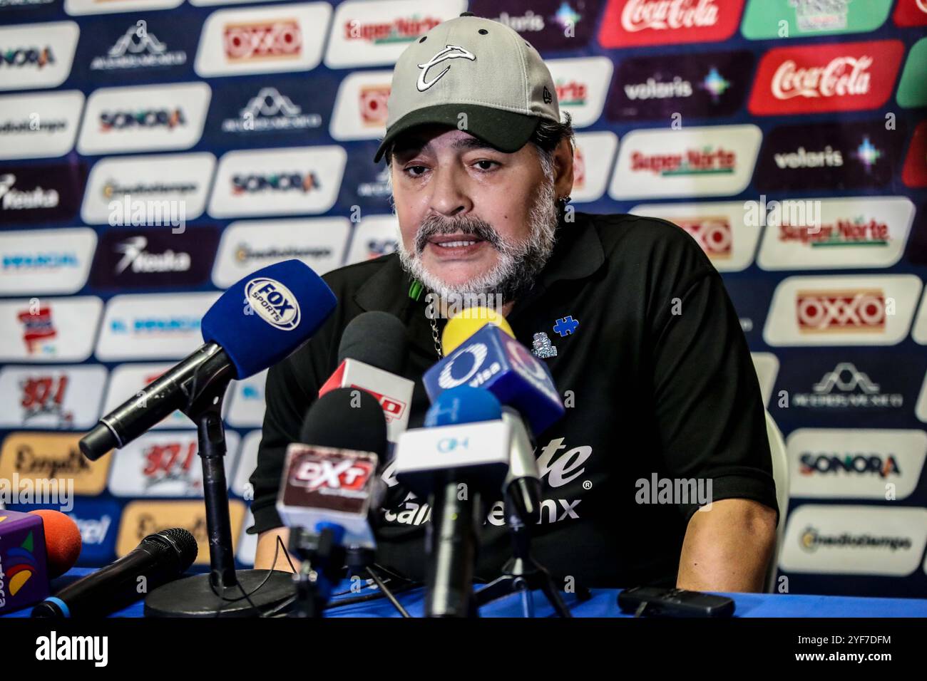 Diego Armando Maradona, argentinischer Fußballstar, war Trainer während des Spiels zwischen seinem Team Dorados de Sinaloa und Cimarrones de Sonora im Stadion Heroe de Nacozari, während der zweiten Etappe des Viertelfinals der Ascenso MX am 21. April 2019. (Foto: Luis Gutierrez/Norte Photo) Diego Armando Maradona Astro de futbol Argentino como Regisseur tecnico DT en el partido de su equipo Dorados de Sinaloa vs Cimarrones de Sonora en estadio Heroe de Nacozari, durante el juego de vuelta de los cuartos de final del Ascenso MX. 21 Abril 2019. (Foto für Luis Gutierrez/Norte Photo) Stockfoto