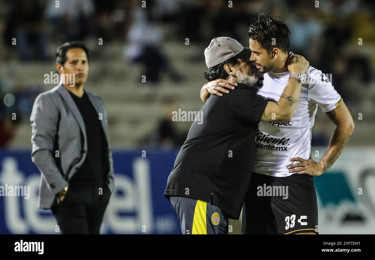 Diego Armando Maradona, argentinischer Fußballstar, war Trainer während des Spiels zwischen seinem Team Dorados de Sinaloa und Cimarrones de Sonora im Stadion Heroe de Nacozari, während der zweiten Etappe des Viertelfinals der Ascenso MX am 21. April 2019. (Foto: Luis Gutierrez/Norte Photo) Diego Armando Maradona Astro de futbol Argentino como Regisseur tecnico DT en el partido de su equipo Dorados de Sinaloa vs Cimarrones de Sonora en estadio Heroe de Nacozari, durante el juego de vuelta de los cuartos de final del Ascenso MX. 21 Abril 2019. (Foto für Luis Gutierrez/Norte Photo) Stockfoto