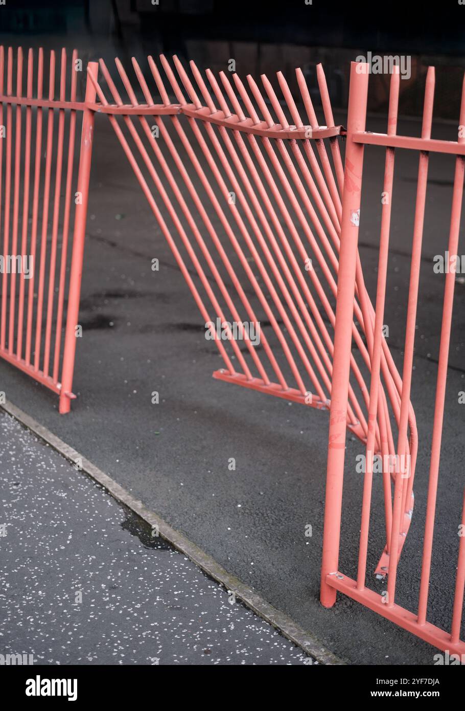 Ein beschädigter Zaun am Straßenrand nach einem Aufprall durch Ein Fahrzeug Stockfoto