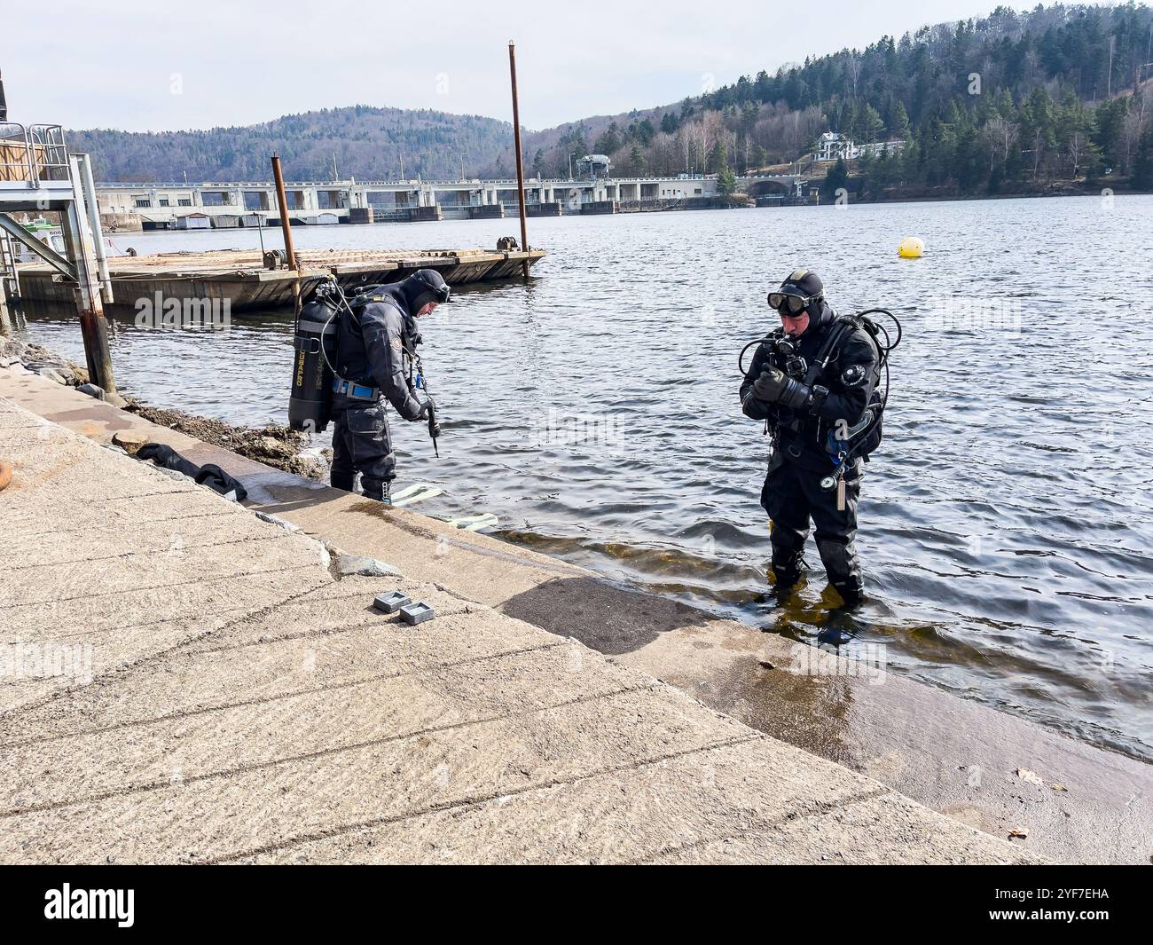 Slapy, Tschechische republik - 19. März 2022. Zwei Erwachsene Taucher bereiten sich auf das Tauchen im Wasserdamm Slapy vor. Stockfoto