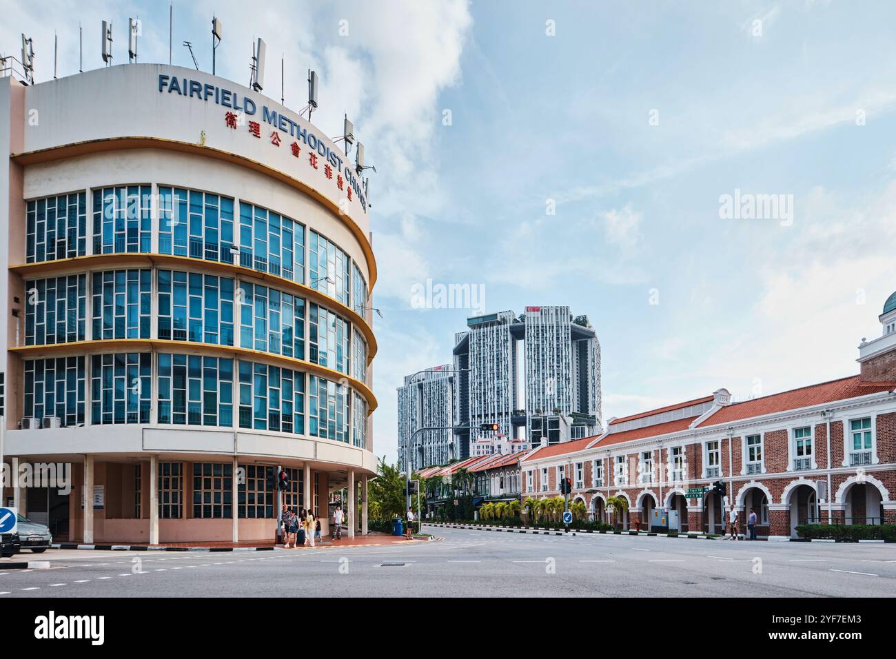 Singapur - 19. August 2024: Kontrastierende Architektur die Wohnsiedlung Pinnacle Duxton und eine Reihe traditioneller Shophouses in Tanjong Pagar Stockfoto