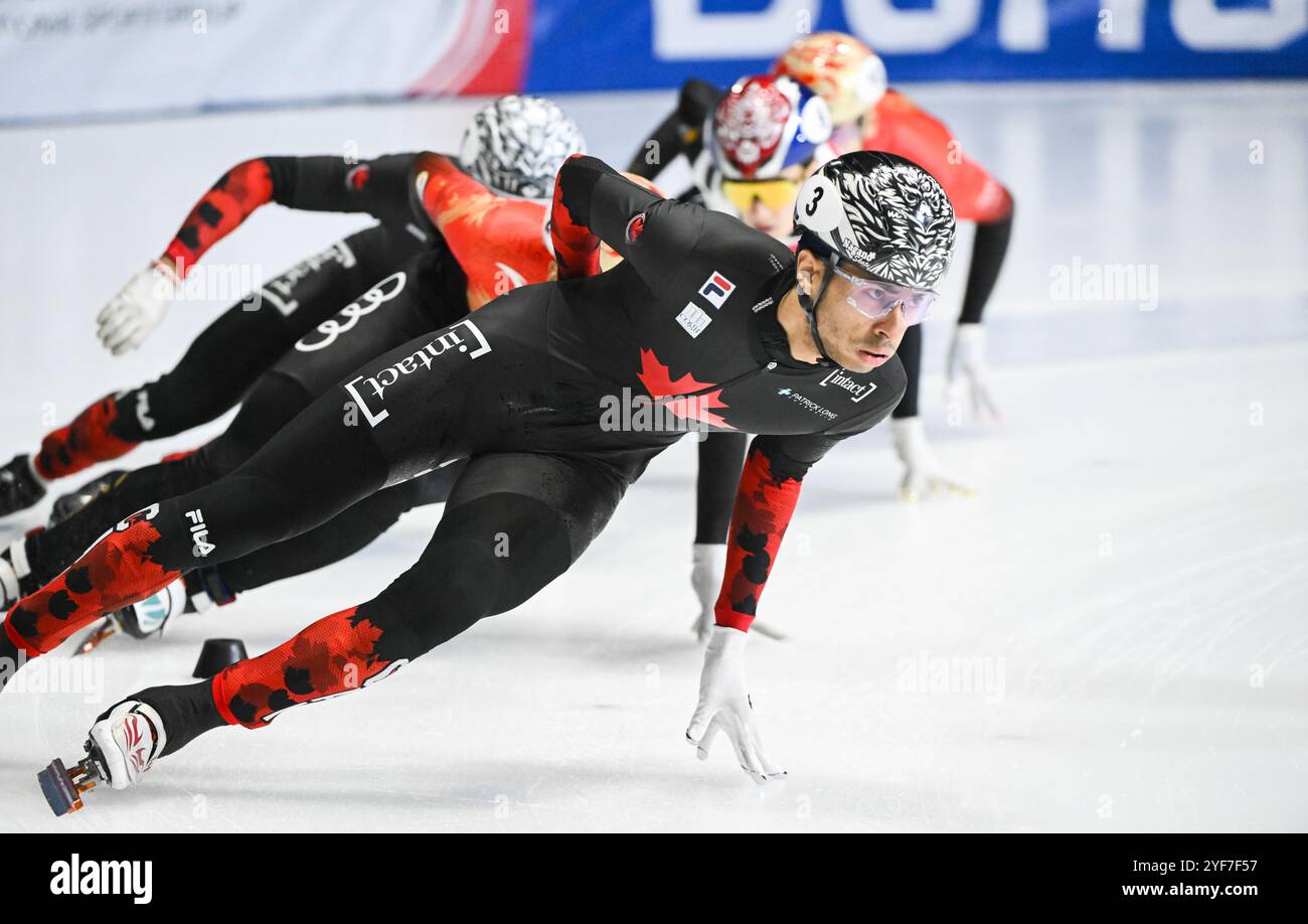 MONTREAL, QUÉBEC, KANADA: William Dandjinou aus Kanada (3) stürzt im Finale des 1000-m-Rennens der Männer auf dem ISU World Tour Short Track Speed Skating Event in Montreal am Sonntag, den 3. November 2024 auf den ersten Platz. Foto Graham Hughes/Freelance Credit: Graham Hughes/Alamy Live News Stockfoto