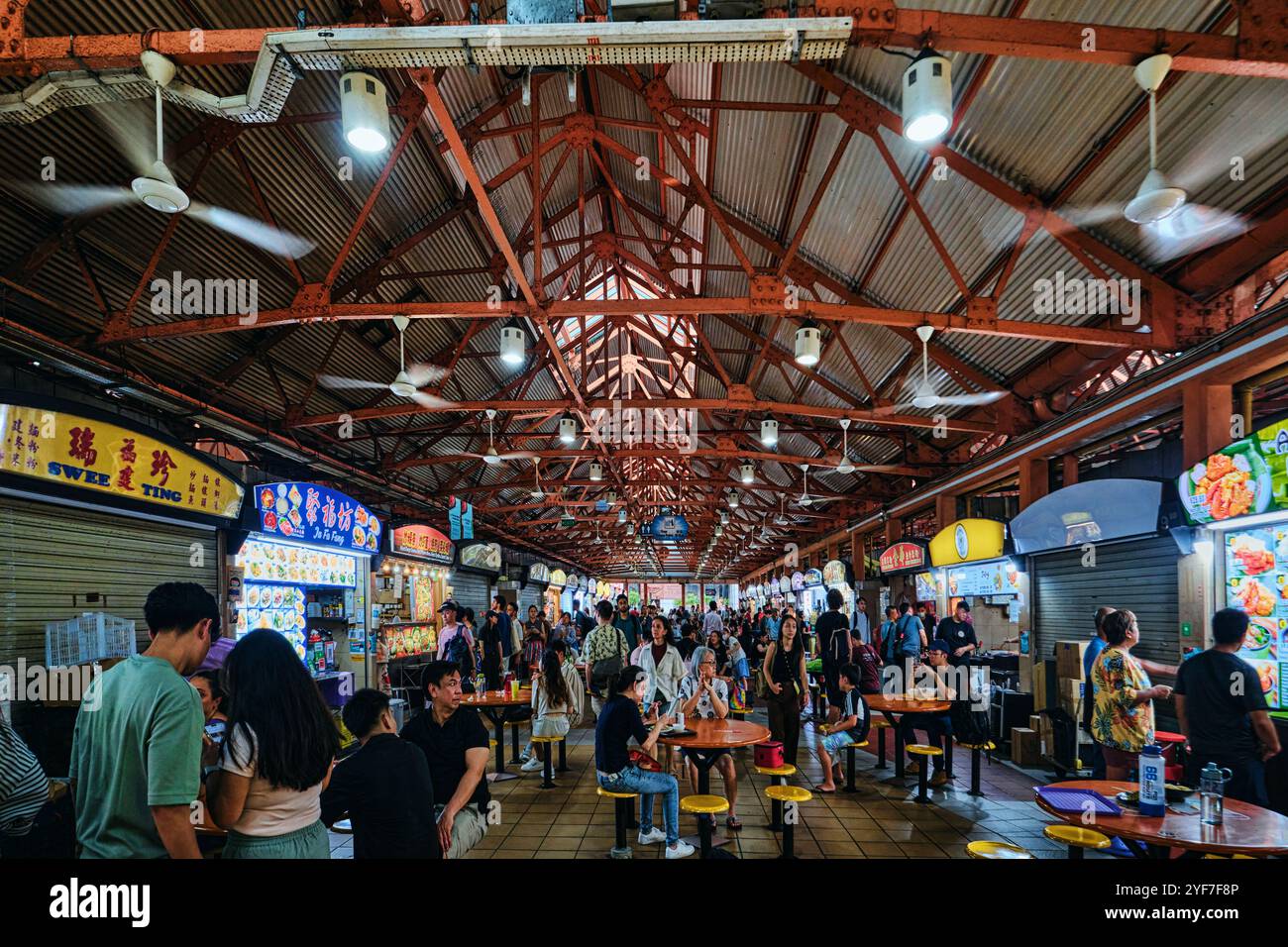 Singapur - 18. Januar 2025: Das Maxwell Food Centre in Chinatown Stockfoto