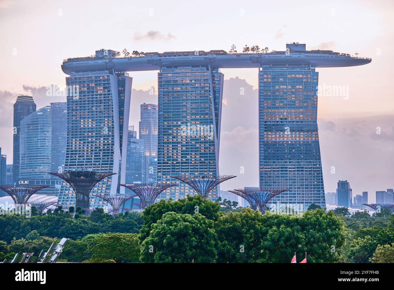 Singapur - 12. August 2024: Blick auf die Skyline von Singapur mit dem Marina Bay Sands and Garden by the Bay Super Tree Grove Stockfoto