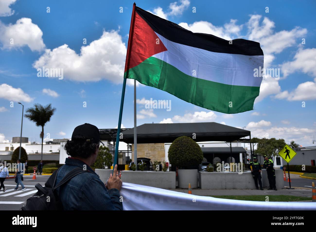 Bogota, Kolumbien. November 2024. Pro-palästinensische Aktivisten nehmen an einer Demonstration zur Unterstützung Palästinas und des Libanon Teil, da der Konflikt zwischen Israel und Hamas am 7. Oktober 2024 ein Jahr ausbricht. Demonstranten versammelten sich zur Botschaft der Vereinigten Staaten in Bogota, Kolumbien. Foto: Cristian Bayona/Long Visual Press Credit: Long Visual Press/Alamy Live News Stockfoto