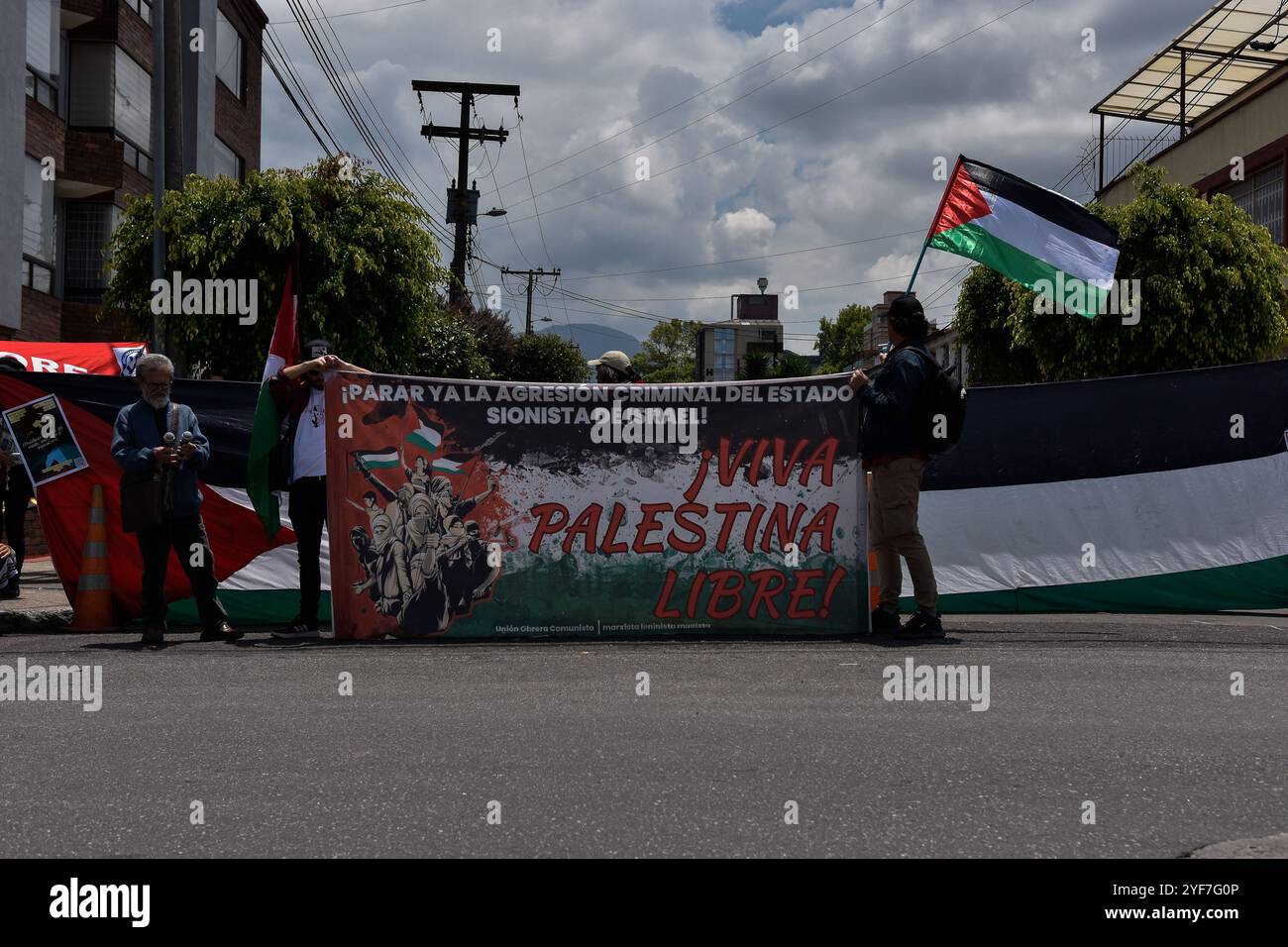 Bogota, Kolumbien. November 2024. Pro-palästinensische Aktivisten nehmen an einer Demonstration zur Unterstützung Palästinas und des Libanon Teil, da der Konflikt zwischen Israel und Hamas am 7. Oktober 2024 ein Jahr ausbricht. Demonstranten versammelten sich zur Botschaft der Vereinigten Staaten in Bogota, Kolumbien. Foto: Cristian Bayona/Long Visual Press Credit: Long Visual Press/Alamy Live News Stockfoto