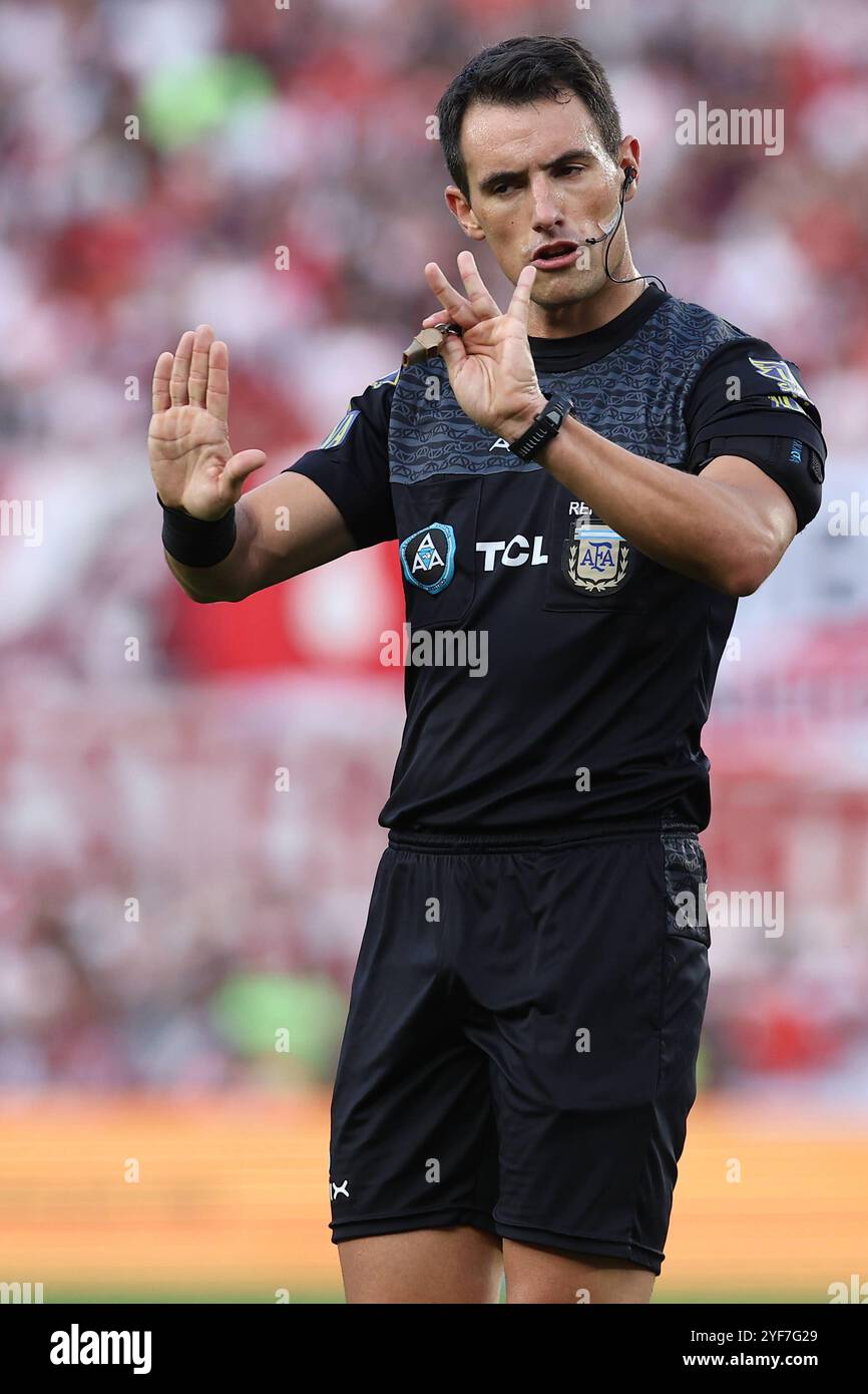 Der argentinische Schiedsrichter Sebastian Martinez gibt beim Argentine Professional Football League Turnier 2024 Cesar Luis Menotti Spiel zwischen River Plate und Banfield im El Monumental Stadion in Buenos Aires, am 2. November 2024 BUENOS AIRES ARGENTINIEN Copyright: XALEJANDROxPAGNIx Stockfoto