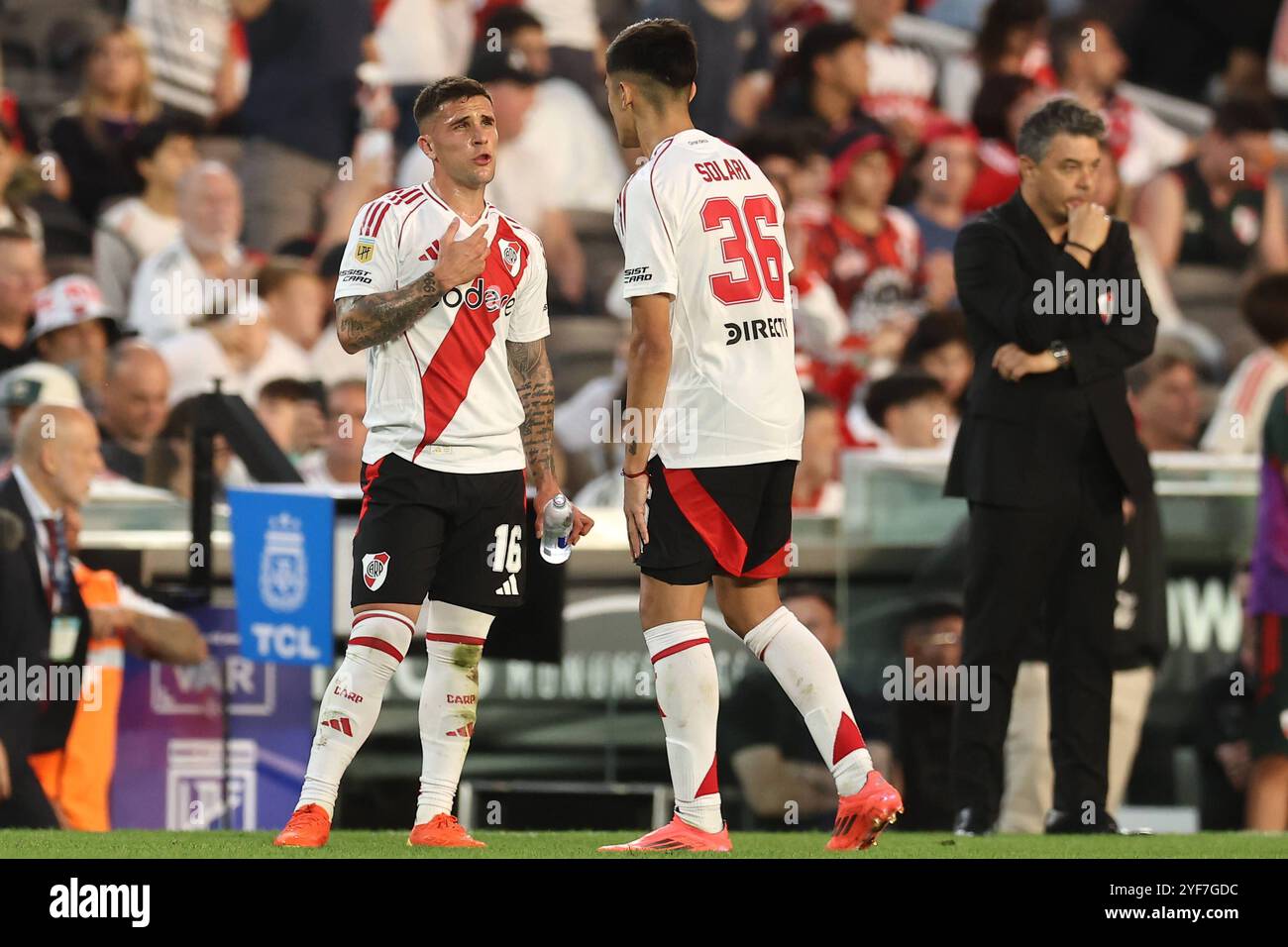 River Plates Stürmer Pablo Solari C unterhält sich mit Fabricio Bustos L seines Teamkollegen River Plate während des Argentine Professional Football League Turniers 2024 Cesar Luis Menotti gegen Banfield im El Monumental Stadion in Buenos Aires, am 2. November 2024 BUENOS AIRES ARGENTINIEN Copyright: XALEJANDROxPAGNIx Stockfoto