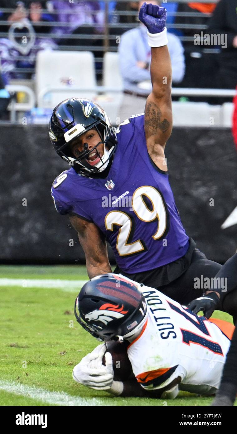 Baltimore, Usa. November 2024. Baltimore Ravens Safety AR'Darius Washington (29) feiert, nachdem er den Denver Broncos Wide Receiver Courtland Sutton (14) Ende der zweiten Hälfte im M&T Bank Stadium in Baltimore, Maryland, am Sonntag, den 3. November 2024 an der One Yard Line gestoppt hat. Baltimore gewann mit 41:10. Foto: David Tulis/UPI Credit: UPI/Alamy Live News Stockfoto