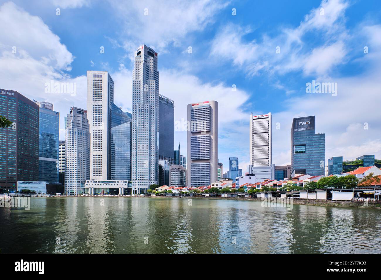 Singapur - 16. August 2024: Blick auf die Skyline von Singapur vom Clarke Quay. Moderne Hochhäuser Stockfoto