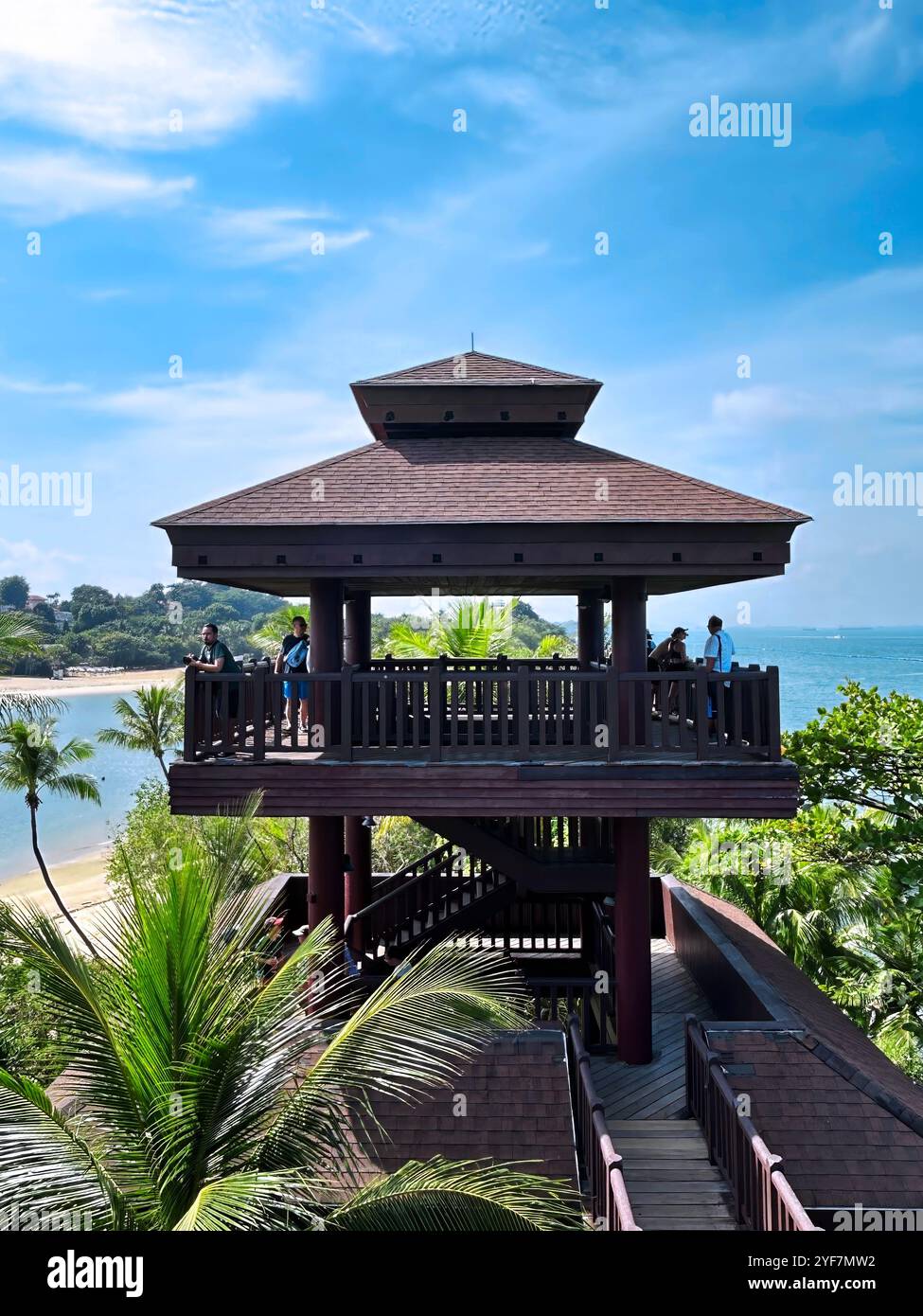 Singapur - 14. August 2024: Aussichtsturm am tropischen Palawan Beach auf der Insel Sentosa Stockfoto