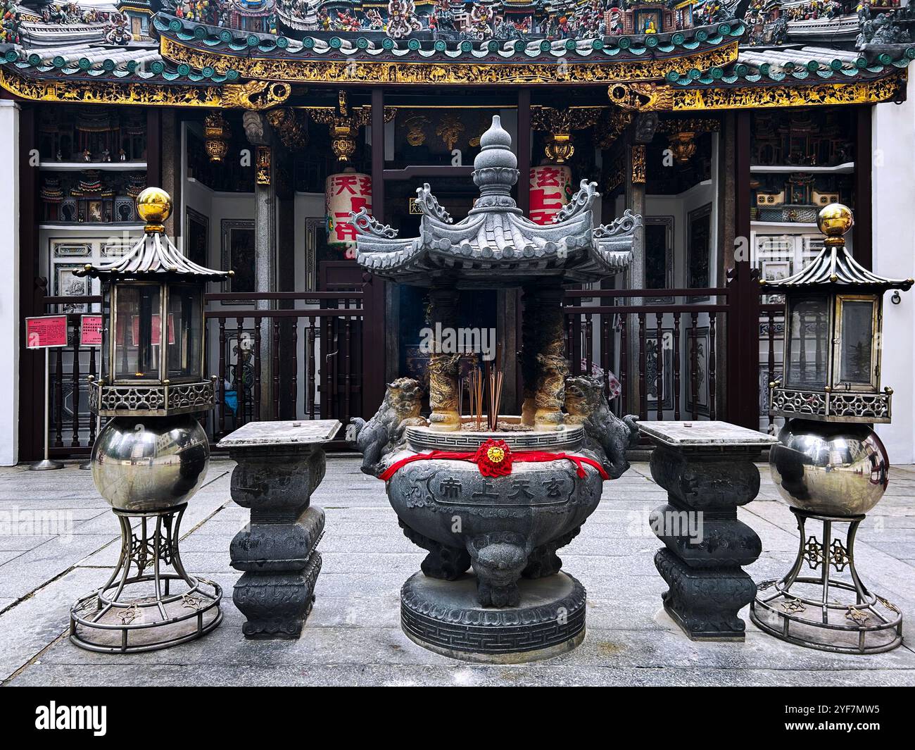 Singapur - 18. August 2024: Der Yueh Hai Ching Tempel oder WAK Hai Cheng Bio ist ein chinesischer Tempel im zentralen Geschäftsviertel von Singapur Stockfoto