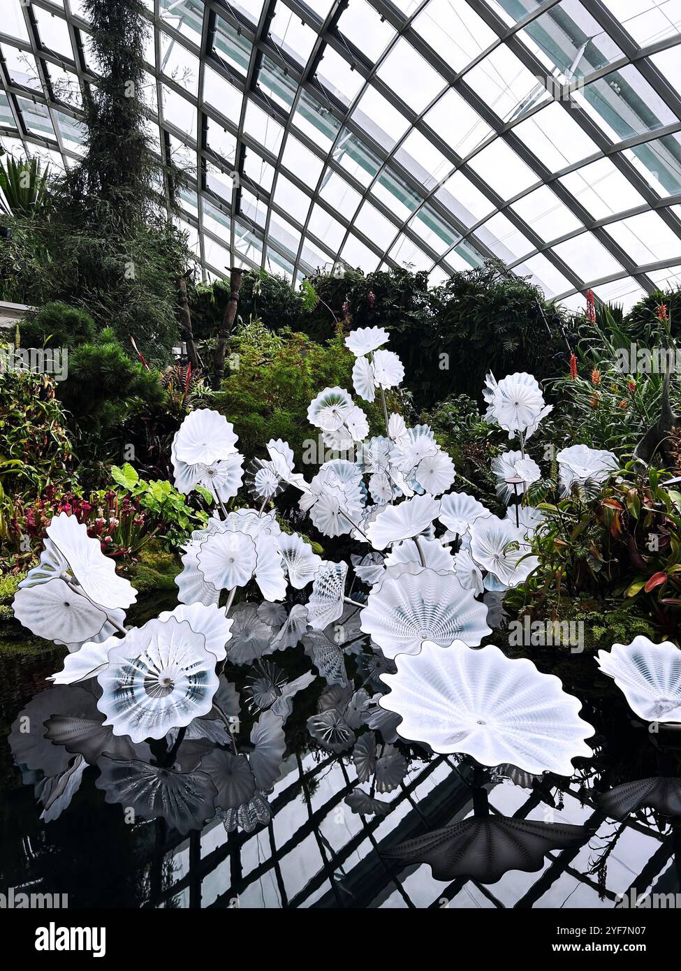 Singapur - 18. August 2024: Kunstinstallation in Cloud Forest und Flower Dome Gewächshäusern in Gardens by the Bay Stockfoto