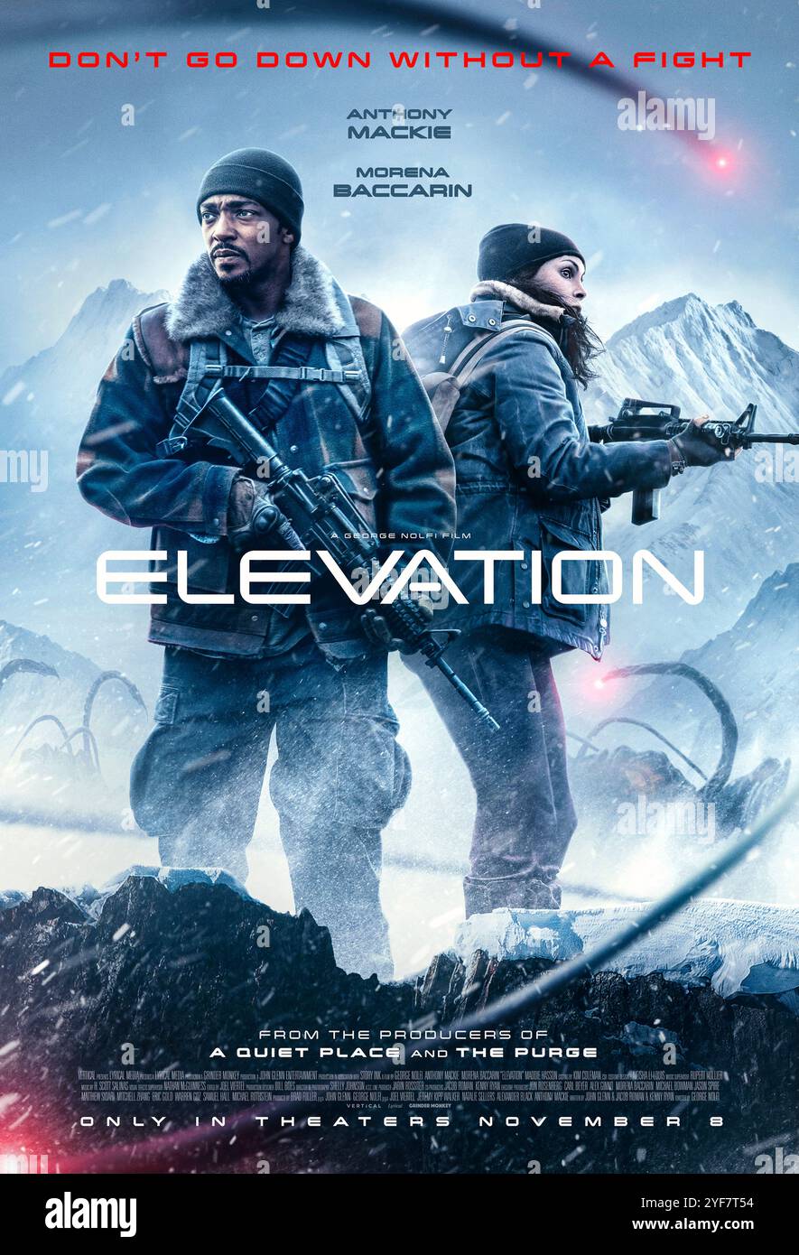 Elevation (2024) von George Nolfi mit Anthony Mackie, Morena Baccarin und Maddie Hasson. In einer postapokalyptischen Welt müssen zwei Überlebende gegen monströse Kreaturen kämpfen, um am Leben zu bleiben. US-Poster NUR FÜR REDAKTIONELLE ZWECKE. Kredit: BFA / Vertical Entertainment Stockfoto