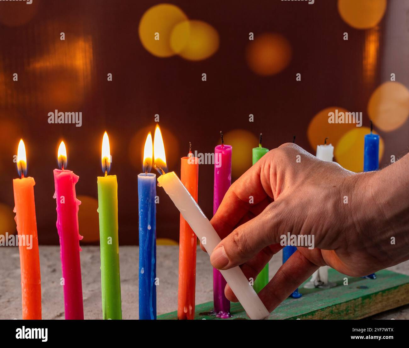 Tag der Kerzen am 7. Dezember - Kerzen beleuchtet mit Weihnachtsdekoration. Stockfoto
