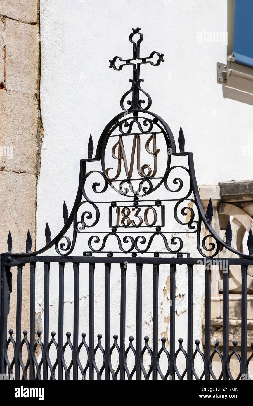 Das Eiserne Tor an der Barockkirche St. Joseph der Zimmerleute in Lissabon, Portugal Stockfoto