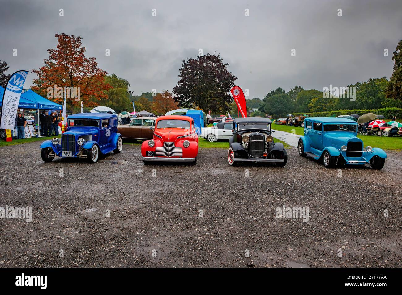 Vier amerikanische Hotroden stehen an einem nassen Tag auf der NWCC-Autoshow in Gulliver's World Warrington auf der Schau Stockfoto