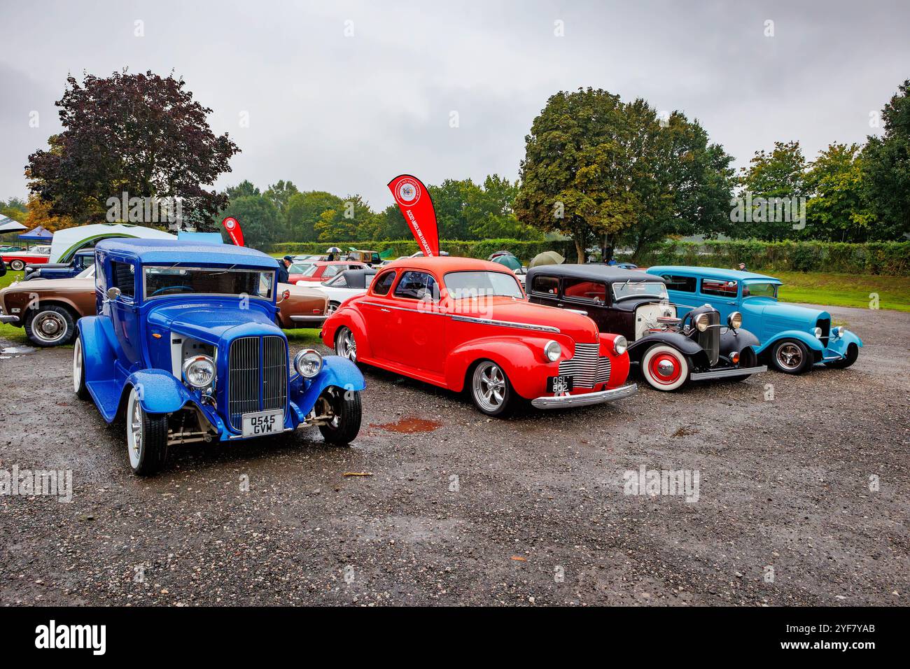 Vier amerikanische Hotroden stehen an einem nassen Tag auf der NWCC-Autoshow in Gulliver's World Warrington auf der Schau Stockfoto