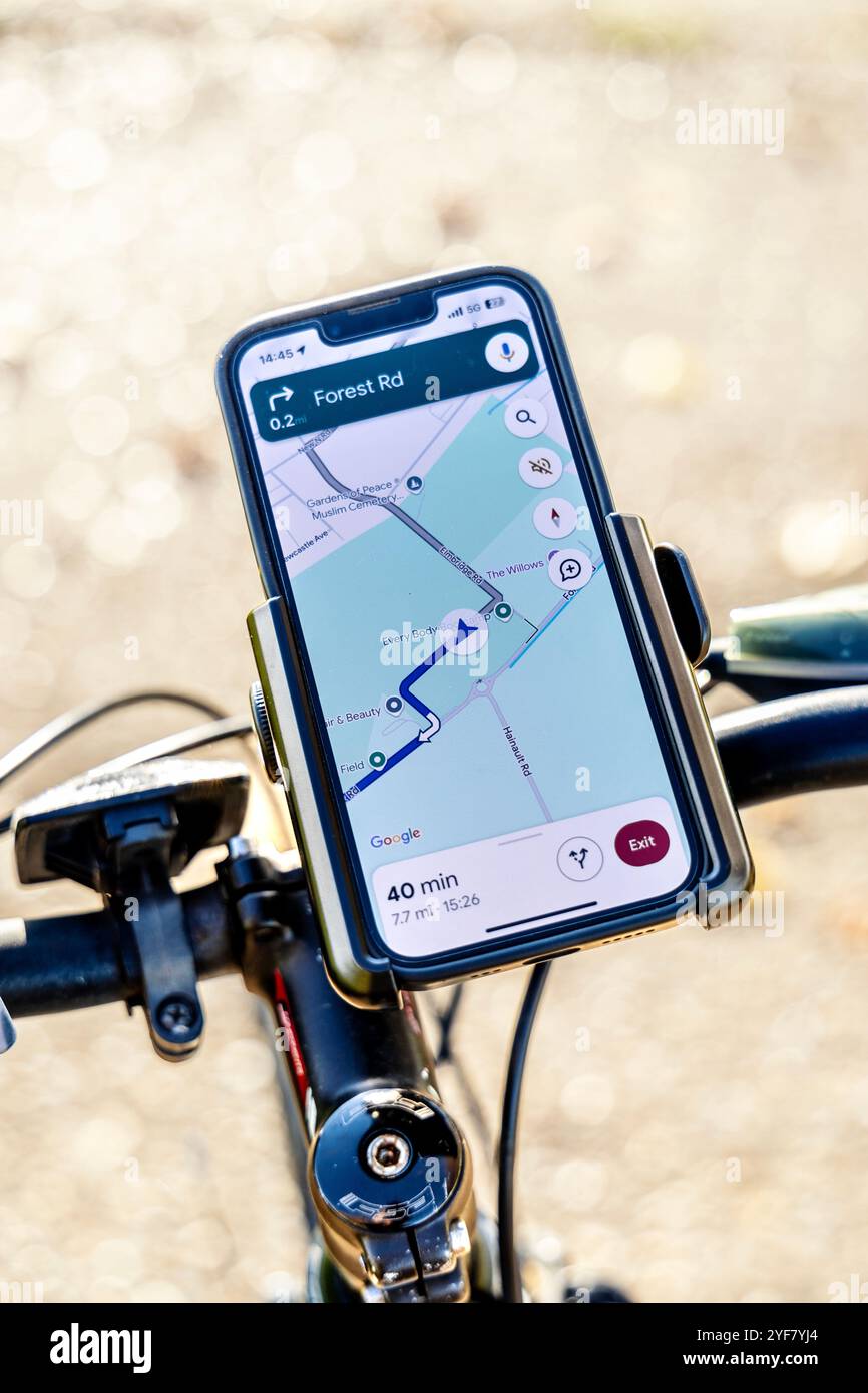 Wegbeschreibung der Google Maps App auf einem Fahrradtelefonhalter Stockfoto