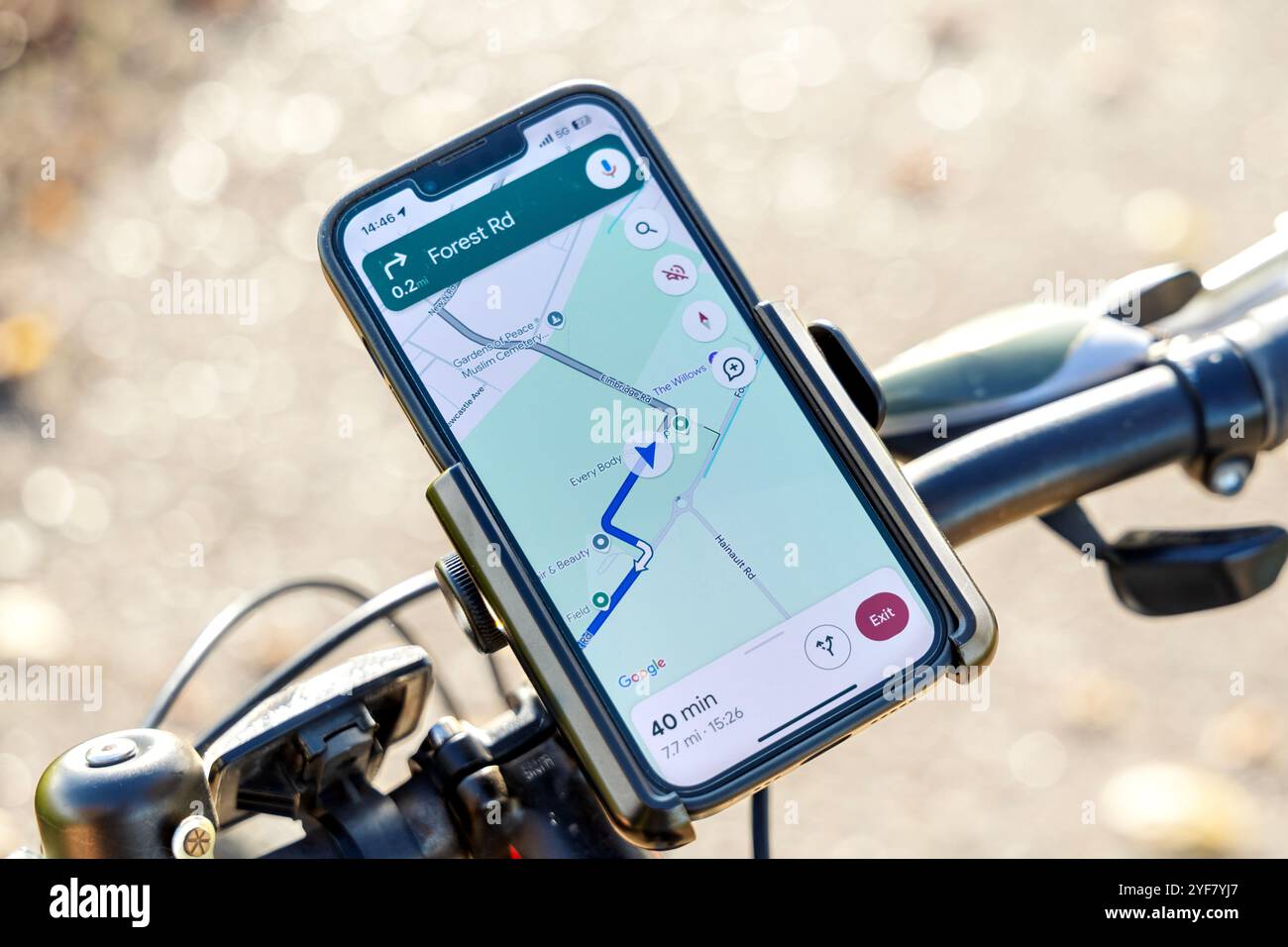 Wegbeschreibung der Google Maps App auf einem Fahrradtelefonhalter Stockfoto