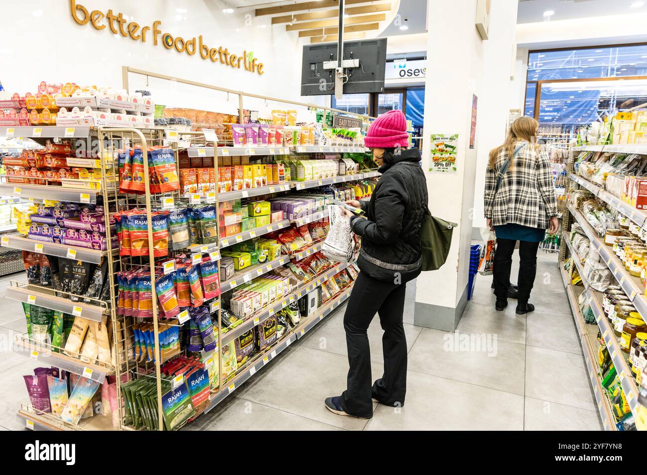 Leute, die im koreanischen Supermarkt Oseyo einkaufen, Chinatown, London, England Stockfoto
