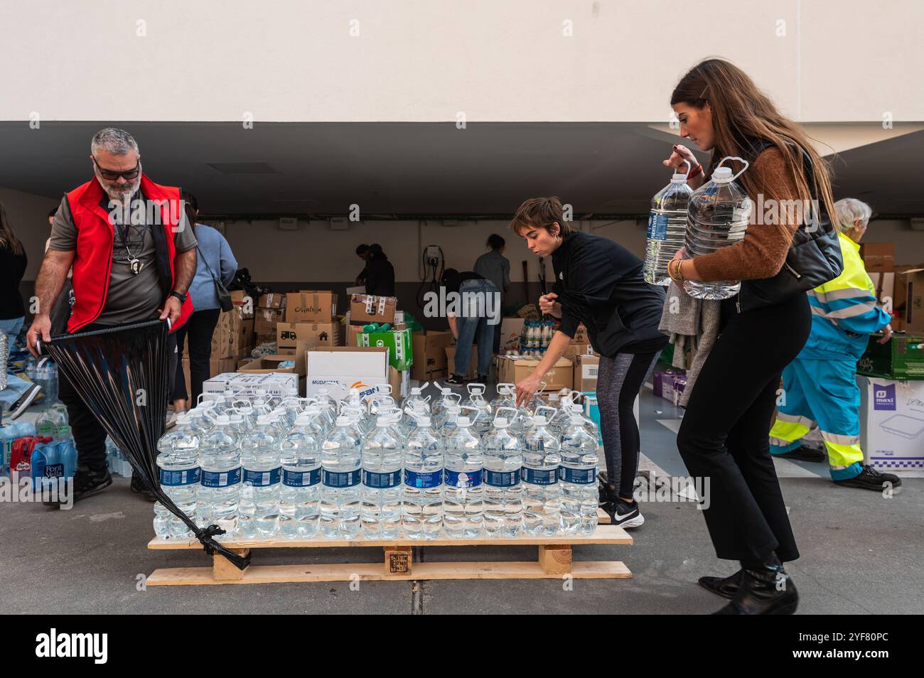 Madrid, Spanien. November 2024. Freiwillige organisieren an einer Sammelstelle Wasserspenden für Bürger, die nach Valencia transportiert werden, nachdem ein Sturmsystem namens „Dana“ am Dienstag, den 29. Oktober, verheerende Überschwemmungen ausgelöst hatte, die bis heute mehr als 200 Todesopfer bei der größten Naturkatastrophe in der jüngsten Geschichte Spaniens verursachten. Quelle: Marcos del Mazo/Alamy Live News Stockfoto