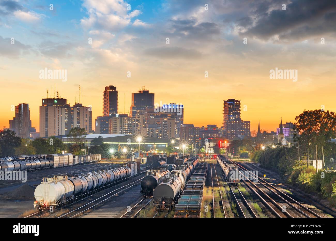 Skyline von London, Ontario, Kanada zur goldenen Stunde über Bahnlinien. Stockfoto