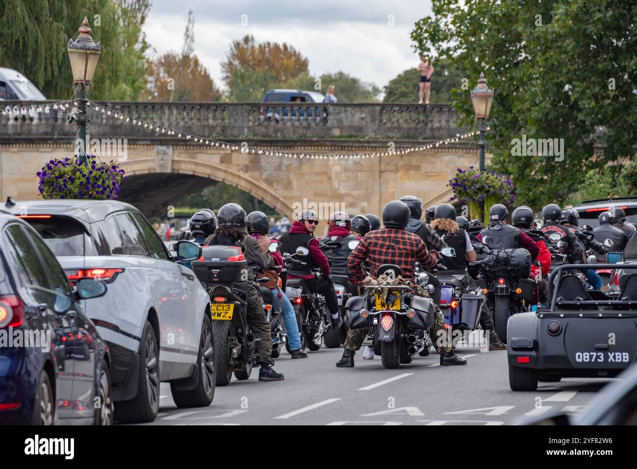 Die gesetzestreuen Hell's Angels fahren durch Henley-on-Thames, Großbritannien (dh: Sie hielten an der Ampel!) Stockfoto