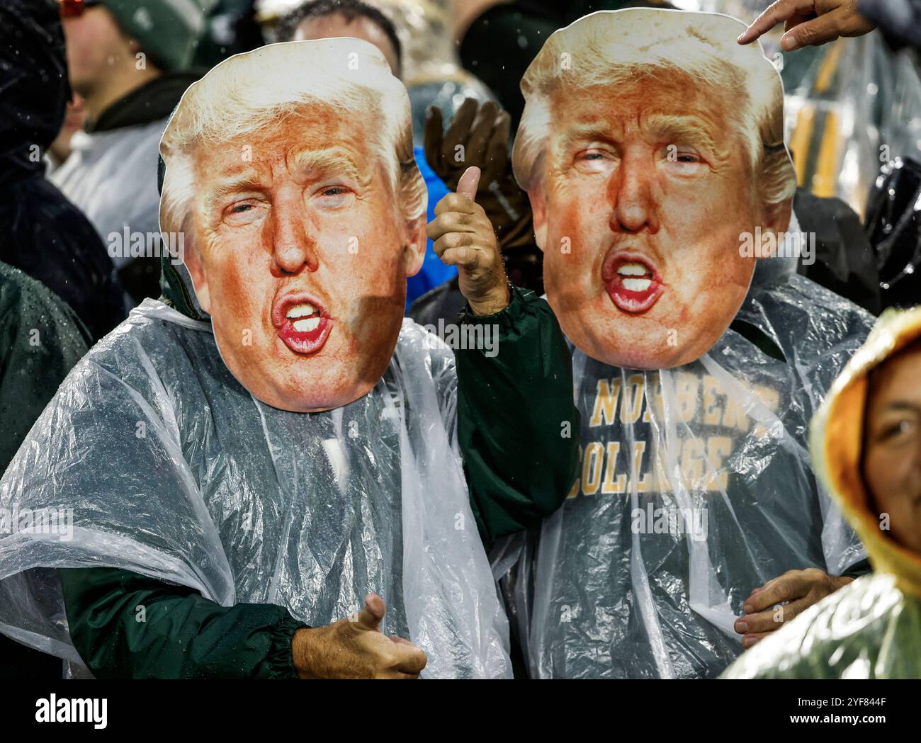 Green Bay, Usa. November 2024. Zwei Fans tragen Donald Trump Masken während des NFL-Spiels zwischen den Detroit Lions und den Green Bay Packers im Lambeau Field in Green Bay, Wisconsin am Sonntag, den 3. November 2024. Foto: Tannen Maury/UPI Credit: UPI/Alamy Live News Stockfoto