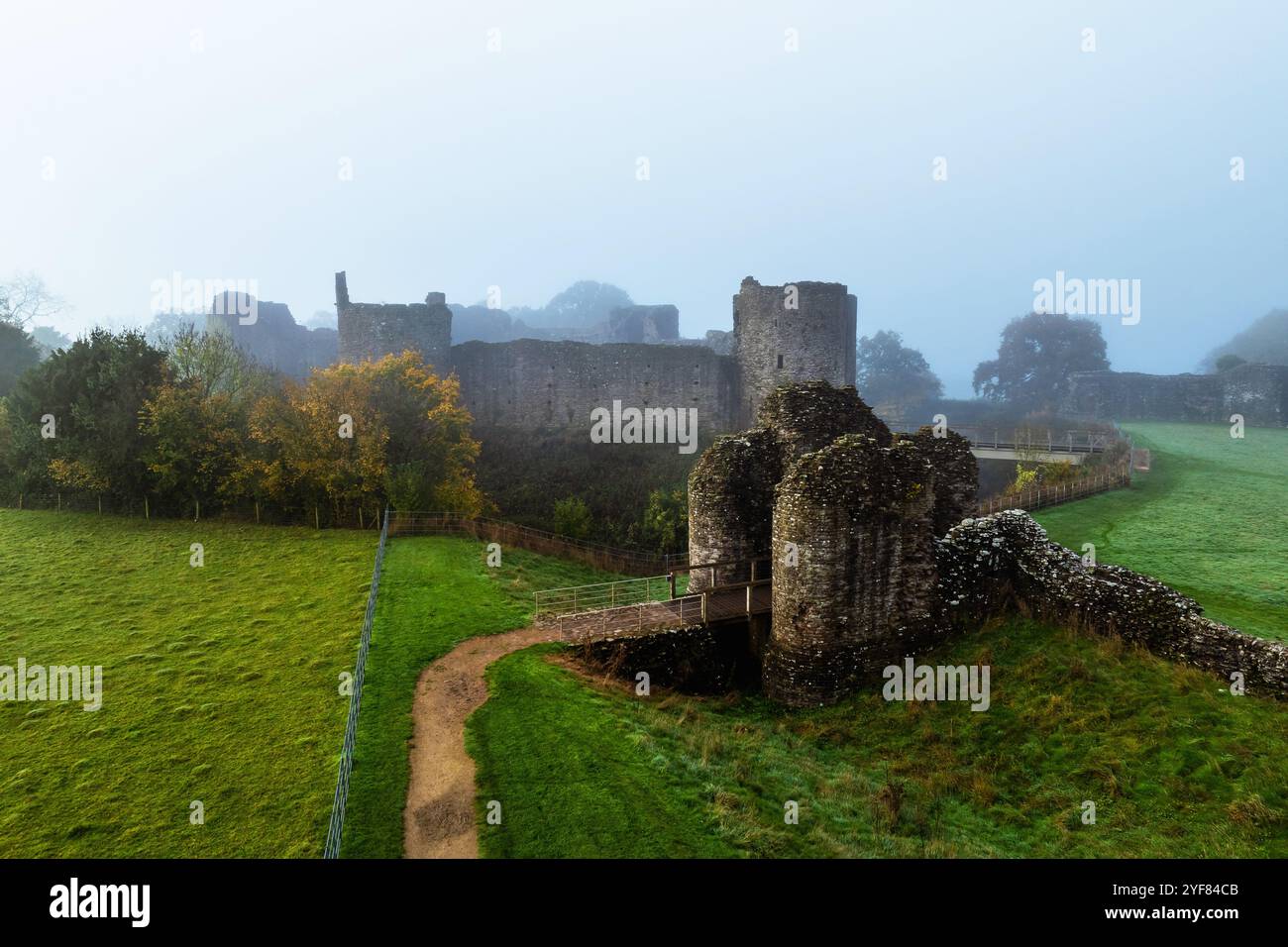 White Castle im Nebel am Morgen von einer Drohne, Monmouthshire, Wales, England Stockfoto