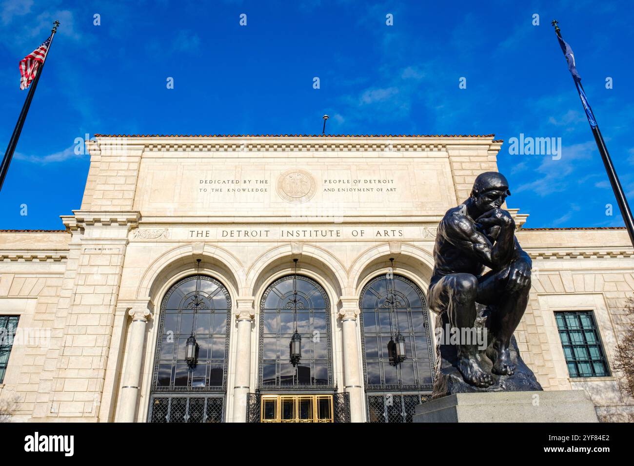 Die Außenfassade des Detroit Institute of Arts, Auguste Rodins Skulptur The Thinker Statue, Michigan, Vereinigte Staaten von Amerika, USA Stockfoto