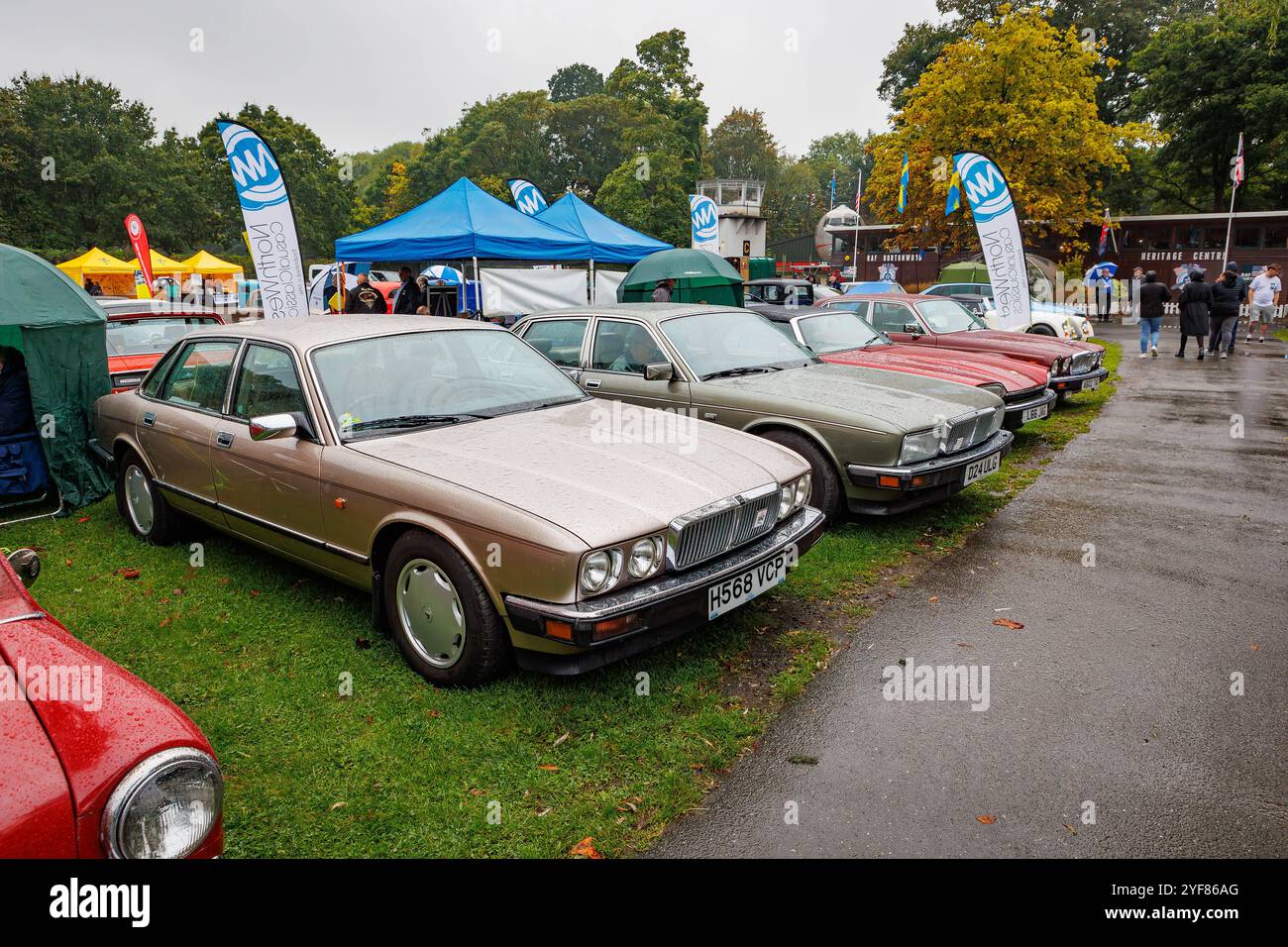 Oldtimer-Show in Warrington – Regentag – der Jaguar XJ6 steht an der Spitze einer Reihe von Jaguar Autos Stockfoto