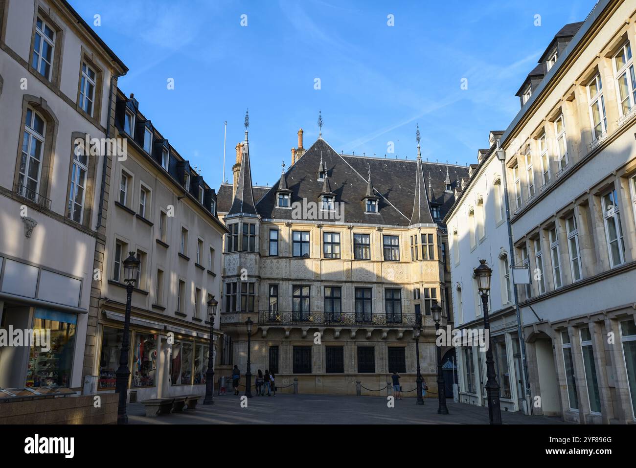 Großherzoglicher Palast von der Rue de la reine aus gesehen an einem Sommertag - Luxemburg-Stadt Stockfoto
