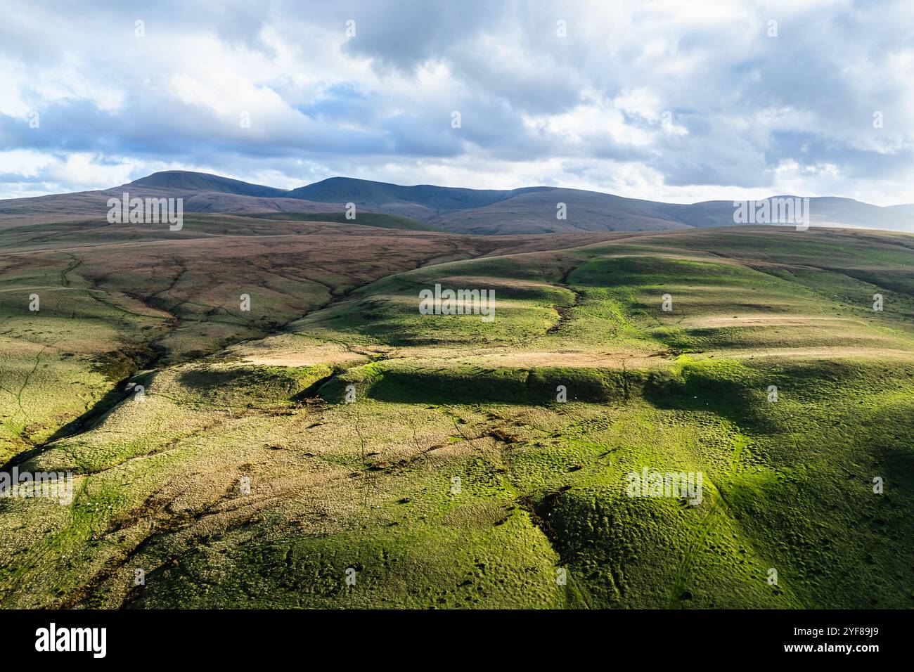 Farmen über Black Mountain von einer Drohne aus, Brecon Beacons National Park, Carmarthenshire, Wales, England Stockfoto