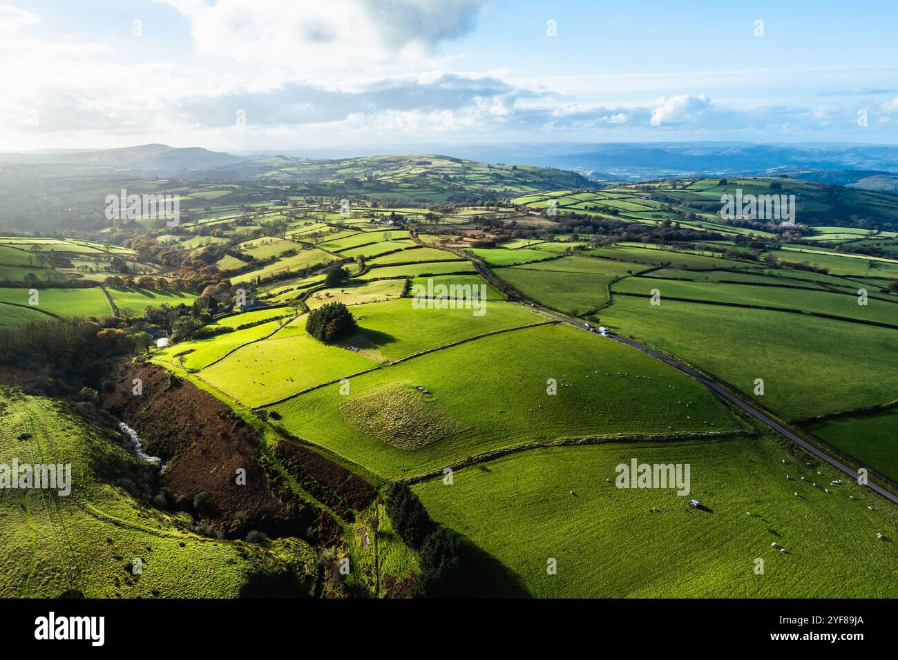 Farmen über Black Mountain von einer Drohne aus, Brecon Beacons National Park, Carmarthenshire, Wales, England Stockfoto