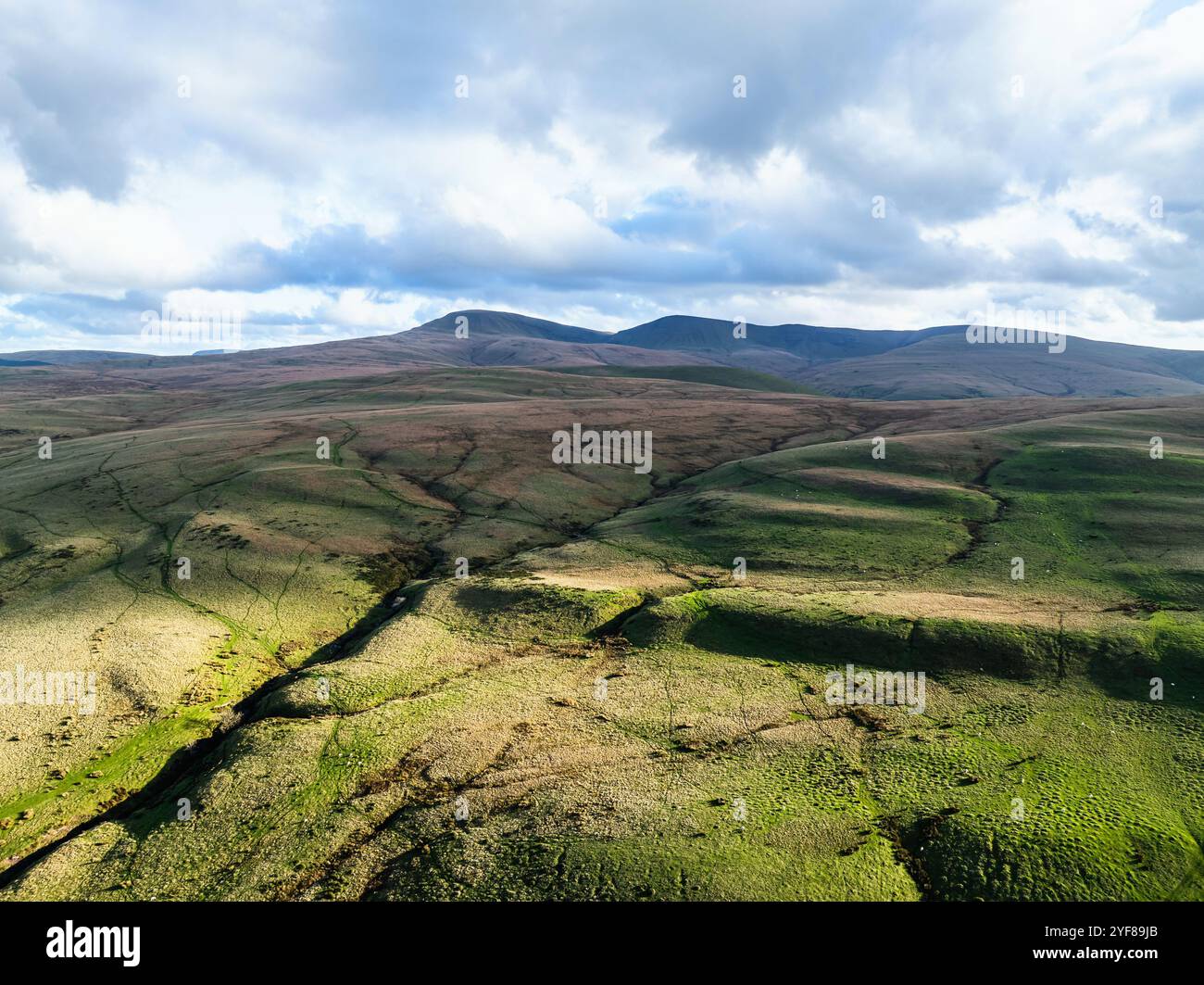 Farmen über Black Mountain von einer Drohne aus, Brecon Beacons National Park, Carmarthenshire, Wales, England Stockfoto