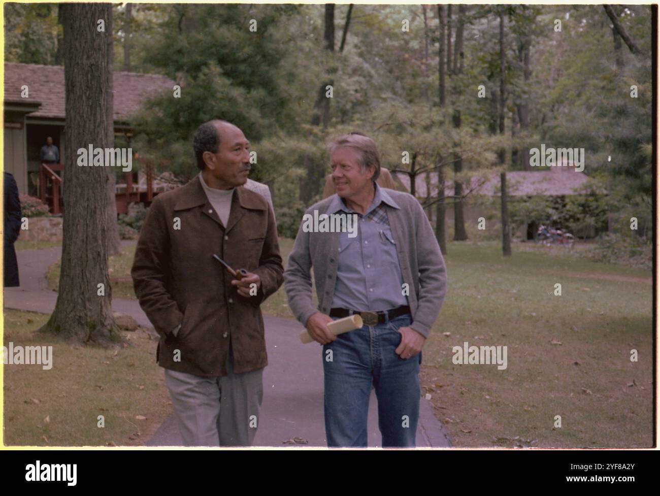 US-Präsident Jimmy Carter und ägyptischer Präsident Anwar Sadat in Camp David während der Friedensverhandlungen im Nahen Osten, die zu den Abkommen von Camp David führten. Stockfoto