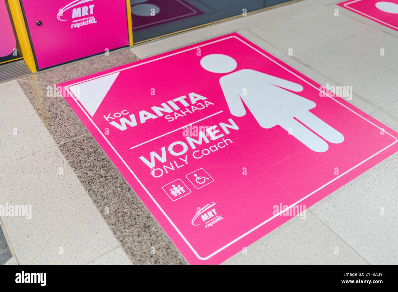 Fahrzeugplattform nur für Frauen auf der Plattform der Station Chan Sow Lin im Fraser Business Park Kuala Lumpur Malaysia am Morgen des 16. Juni 2024. Stockfoto