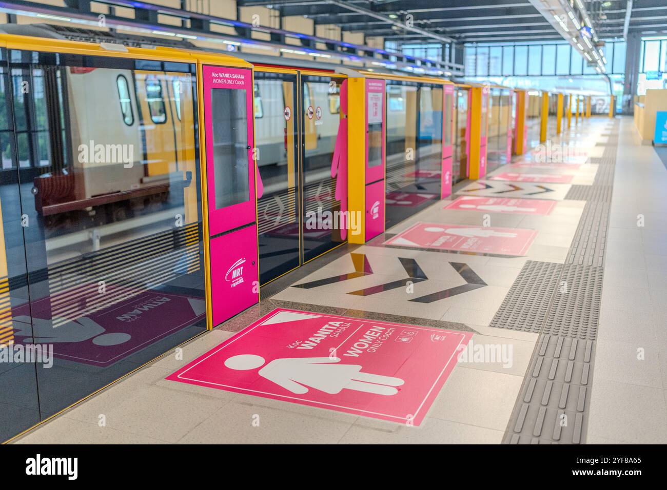 Fahrzeugplattform nur für Frauen auf der Plattform der Station Chan Sow Lin im Fraser Business Park Kuala Lumpur Malaysia am Morgen des 16. Juni 2024. Stockfoto