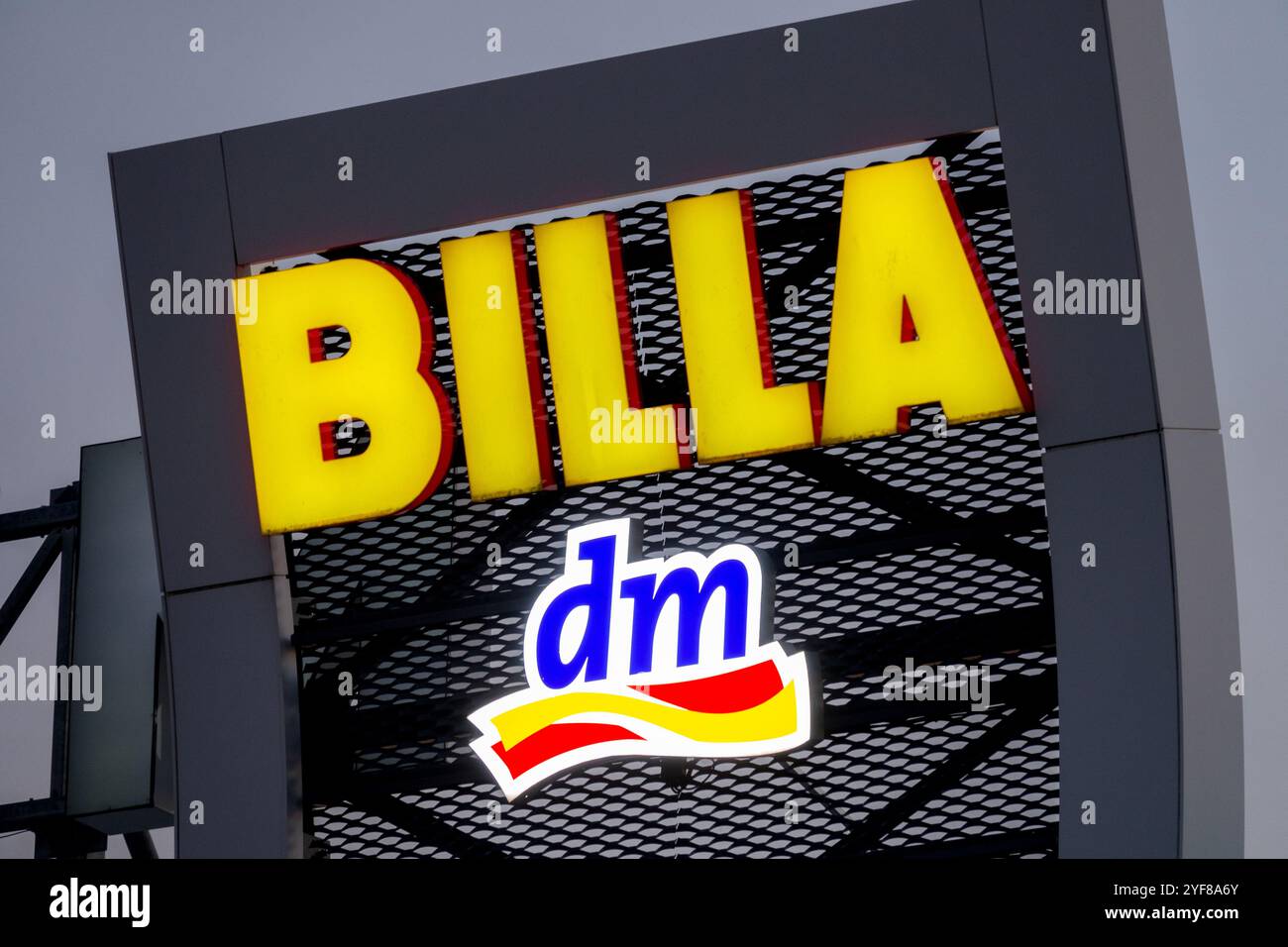 Unterschreiben Sie das Billa Logo DM auf dem Gebäude Stockfoto