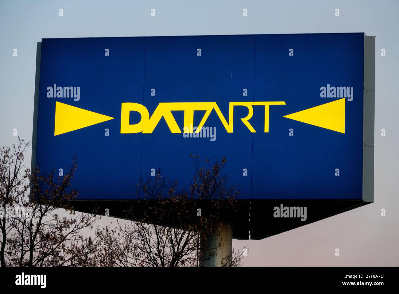 Datart, Supermarkt Shop, Unterhaltungselektronik, Einzelhandelsketten, Logoschild Markenbeschriftung Markierung Marke Marke, Banner, Prag Tschechisch Republic Stockfoto